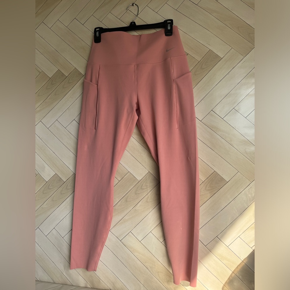 Nike women’s universa size large